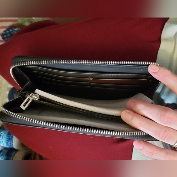 G by GUESS black Tully zip around wallet - Picture 10 of 14